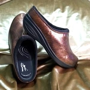 GET FIT Mules, Bronze Snake skin patern, Performance platform, Women size 8 M